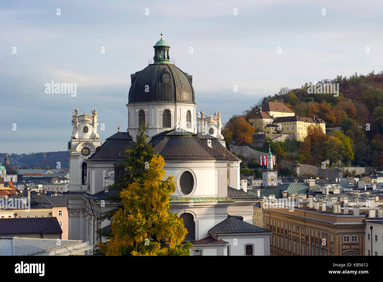 Österreich, Salzburg, Altstadt Weltkulturerbe der UNESCO, Kollegienkirche Kirche und das Kloster von den Kapuzinerberg Stockfoto