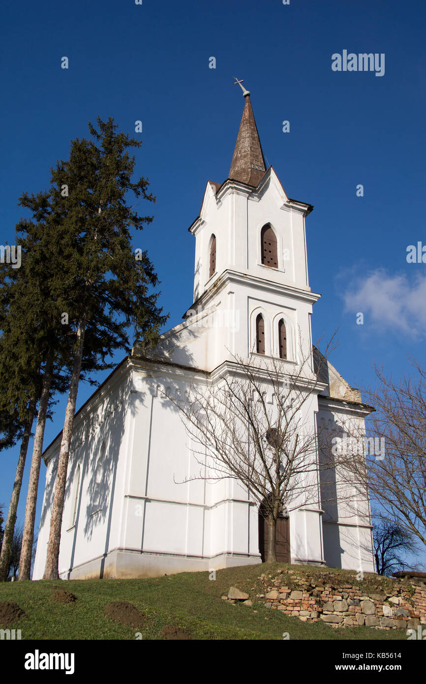 Schöne kleine ungarische Kirche in Tófű mit einem blauen Himmel Stockfoto