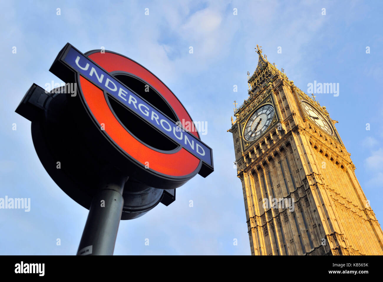 Großbritannien, London, Westminster, Big Ben und Untergrundschild (Logo « Undergound » registriert, Antrag auf Genehmigung vor Veröffentlichung erforderlich) Stockfoto
