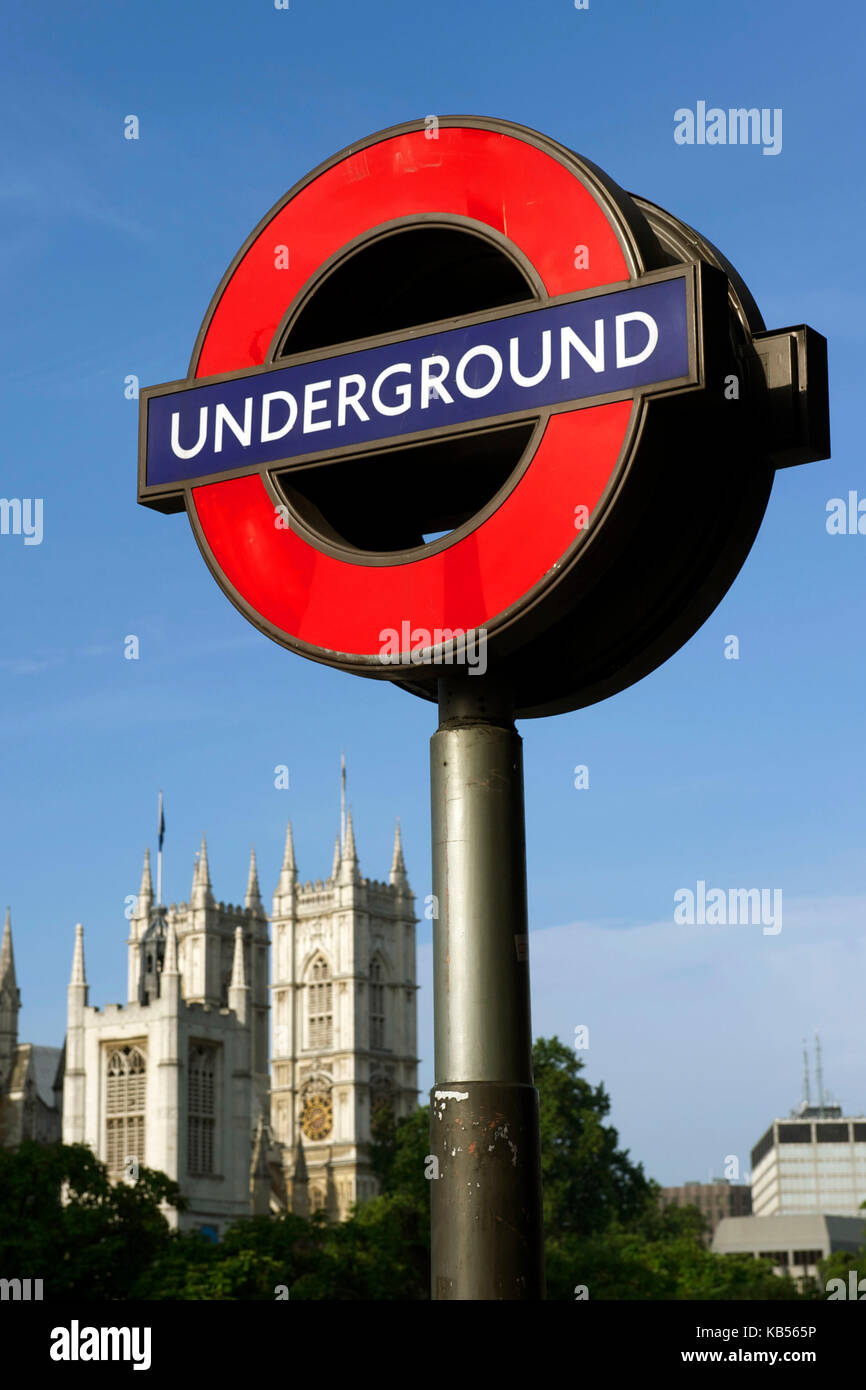 Vereinigtes Königreich, London, Westminster, U-Schild und die Westminster Abbey im Hintergrund Stockfoto