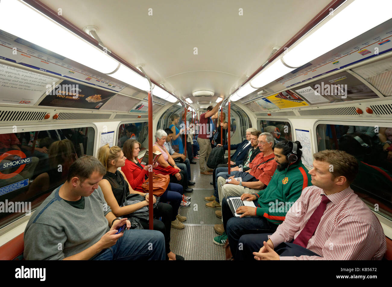 Vereinigtes Königreich, London, Passagiere in einer U-Bahn Stockfoto