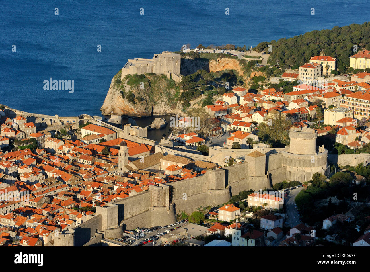 Kroatien, Dalmatien, dalmatinischen Küste, Dubrovnik Altstadt, Unesco Weltkulturerbe, Festung mit Turm minceta und die Festung Lovrijenac Stockfoto