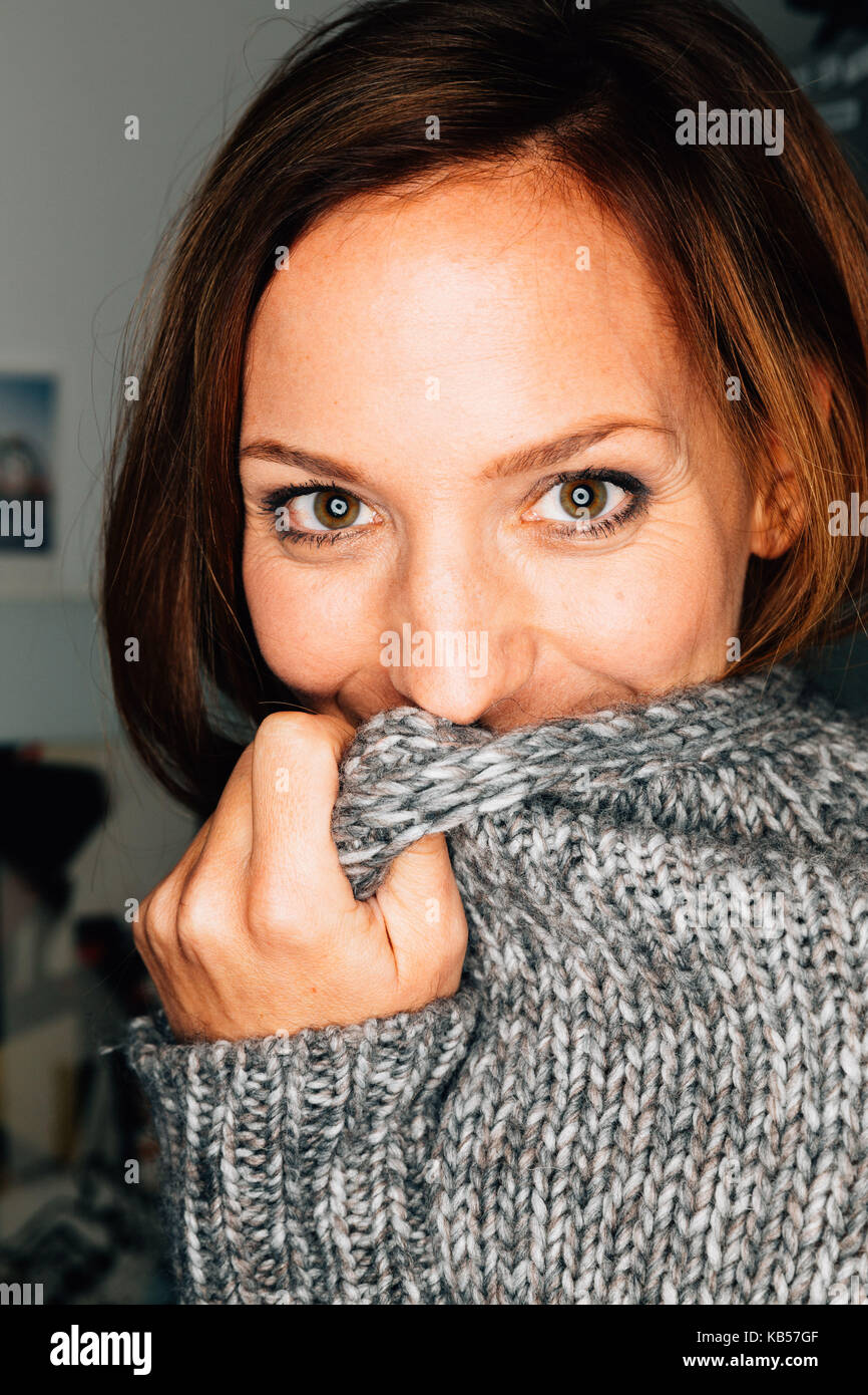 Frau mit Strickpullover, in die Kamera schaut, Porträt Stockfoto