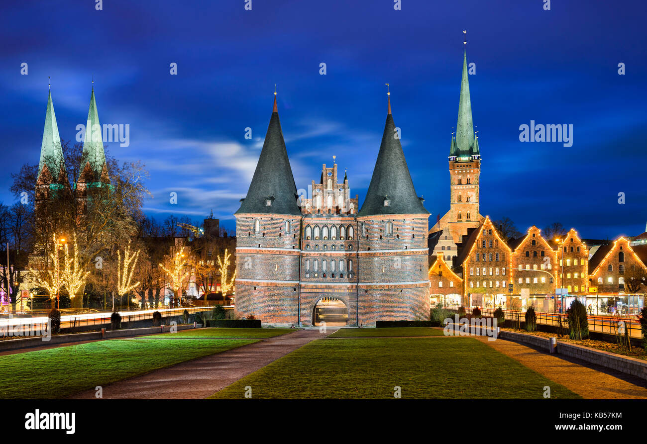 Holstentor in Lübeck, Deutschland mit Weihnachtsschmuck Stockfoto