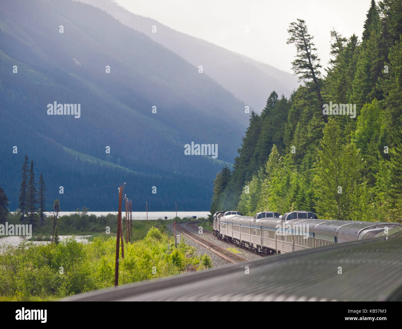 Der 'Canadian' VIA Rail Personenzug windet sich durch das Thompson River Valley, B.C. Stockfoto