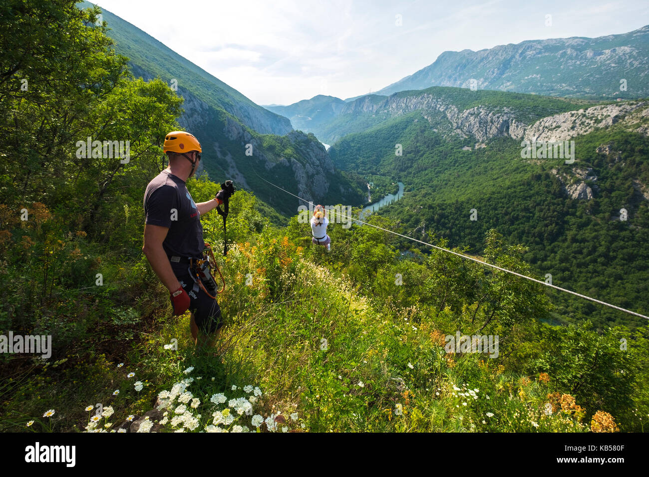 Zip Line in der Schlucht des Flusses Cetina in der Nähe von Omis, Kroatien Stockfoto