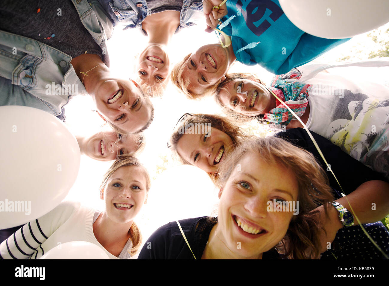 Freundinnen bei einer Junggesellenparty,cCircle, die Kamera betrachten, von unten Stockfoto