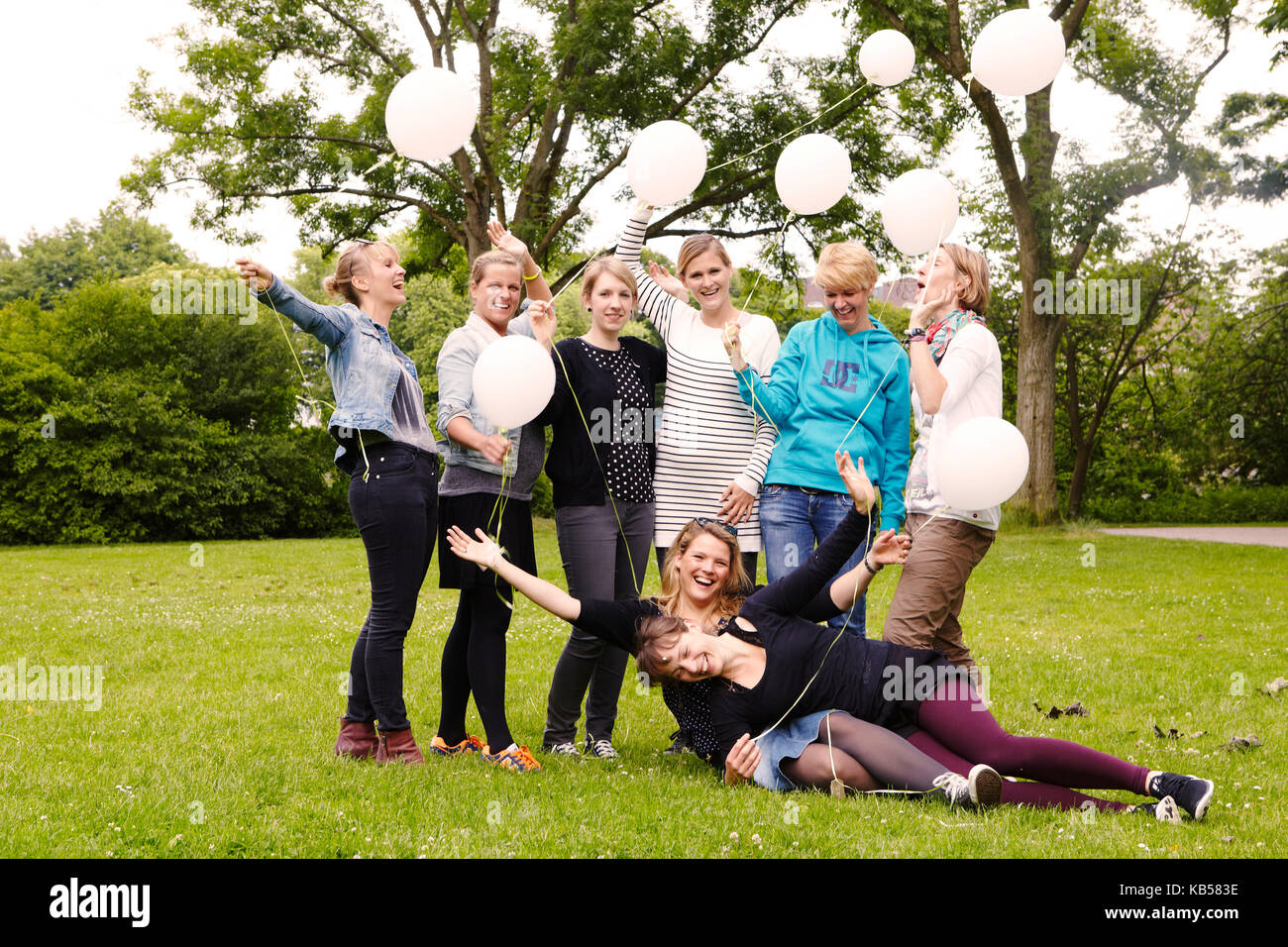 Freundinnen bei einer Junggesellenparty, Gruppenbild mit Luftballons, Stockfoto