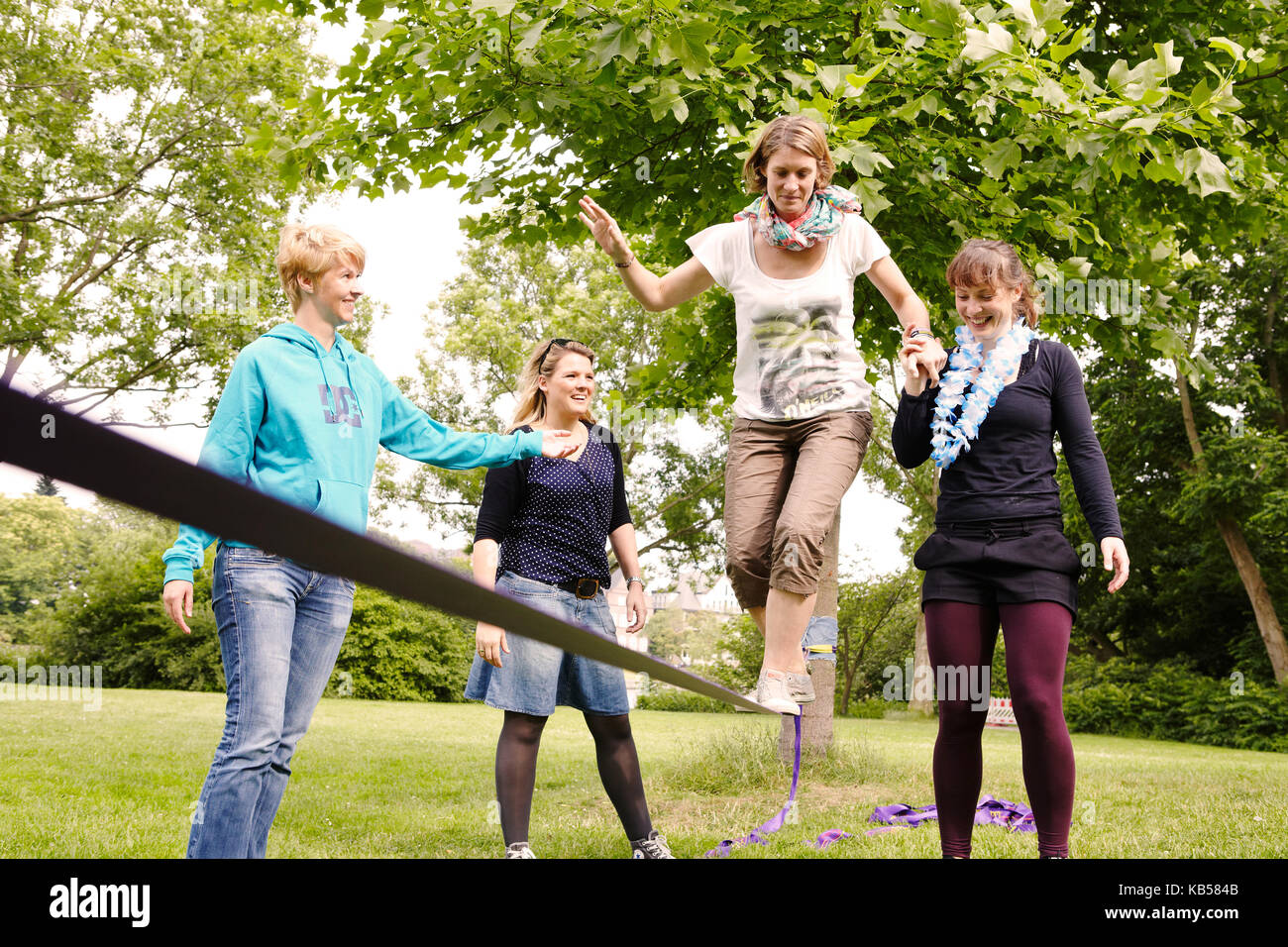 Freundinnen bei einer Junggesellenparty, Spaß, Slacklining Stockfoto