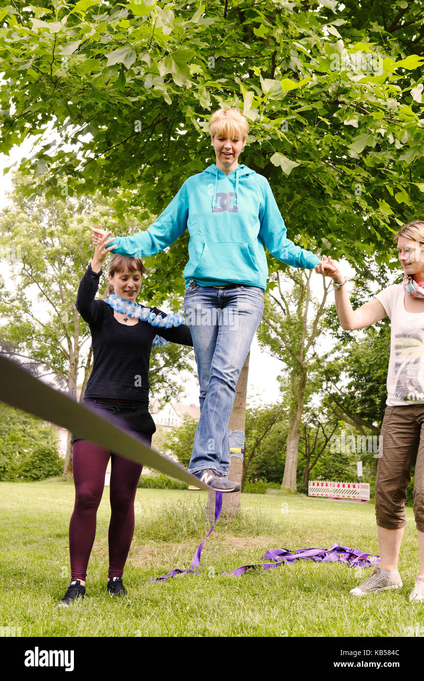 Freundinnen bei einer Junggesellenparty, Spaß, Slacklining Stockfoto