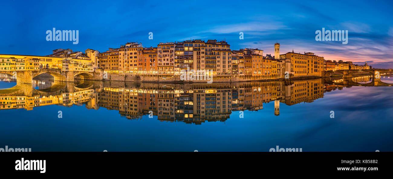 Sonnenuntergang Panorama der Riverside in Florenz, Italien Stockfoto