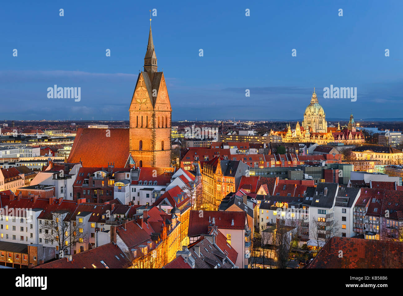 Altstadt von Hannover, Deutschland in der Nacht mit Marktkirche in den Vordergrund und Rathaus im Hintergrund Stockfoto