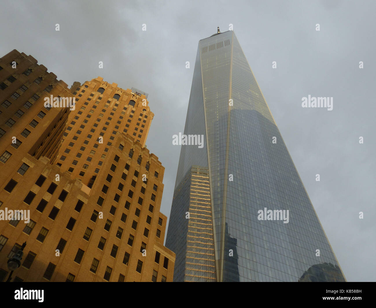 World Trade Center, vormals Freedom Tower, entworfen von Architekt David Childs, erhebt sich über Lower Manhattan. Stockfoto