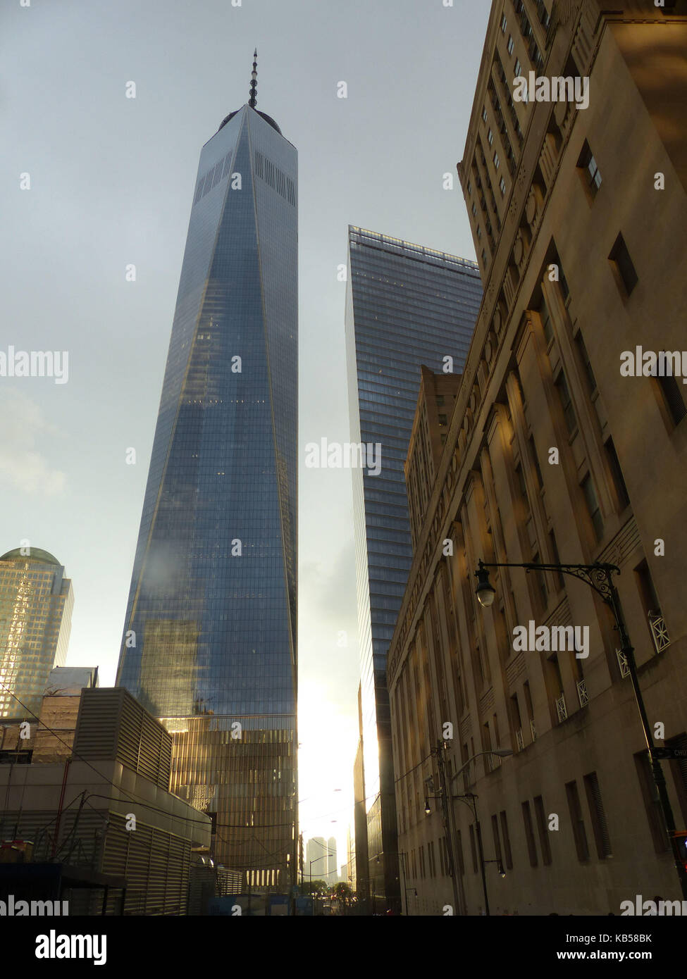 World Trade Center, vormals Freedom Tower, entworfen von Architekt David Childs, erhebt sich über Lower Manhattan. Stockfoto