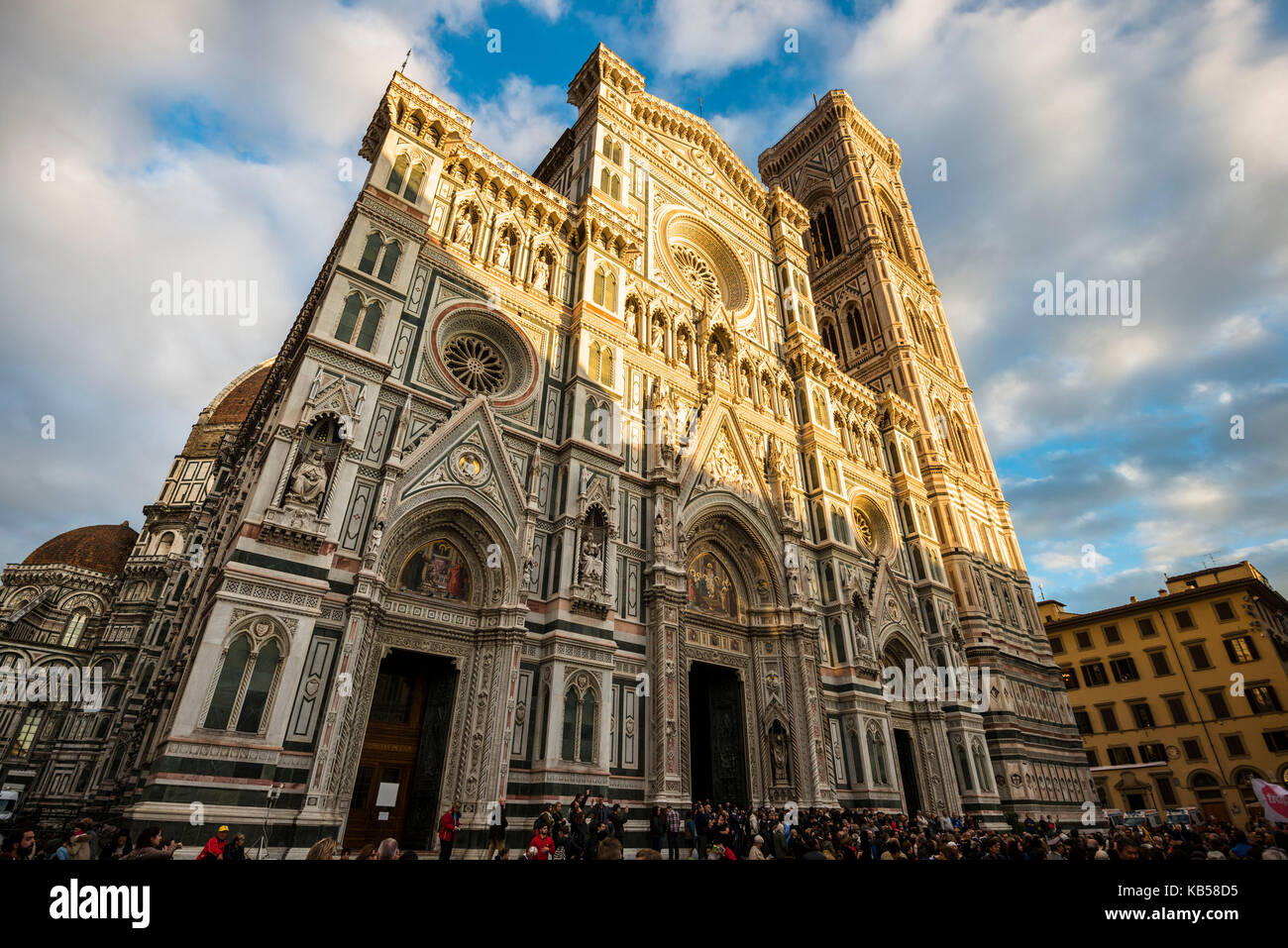 Die façade der Kathedrale der Heiligen Maria von der Blume (Il Duomo di Firenze), die von der untergehenden Sonne beleuchtet wird Stockfoto