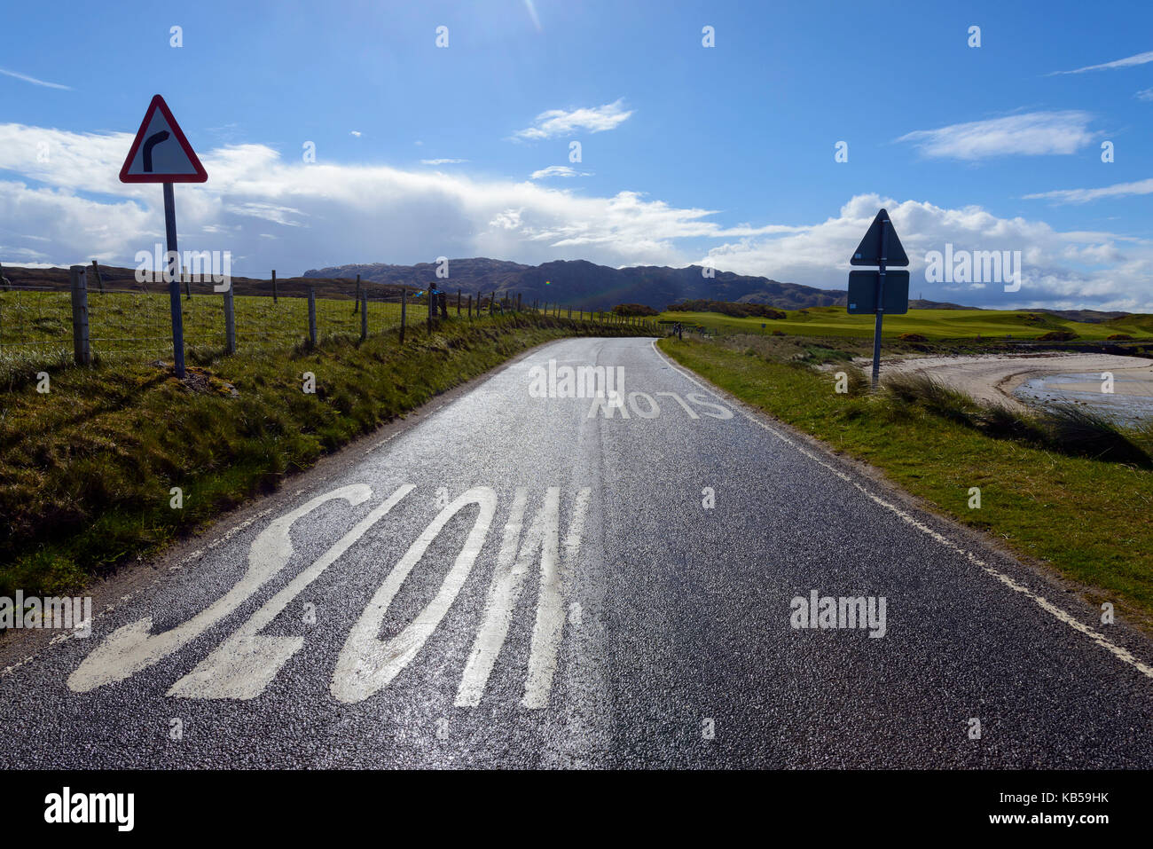 Kurvige Küstenstraße nach Regenguß, mallaig, Schottland, Vereinigtes Königreich Stockfoto