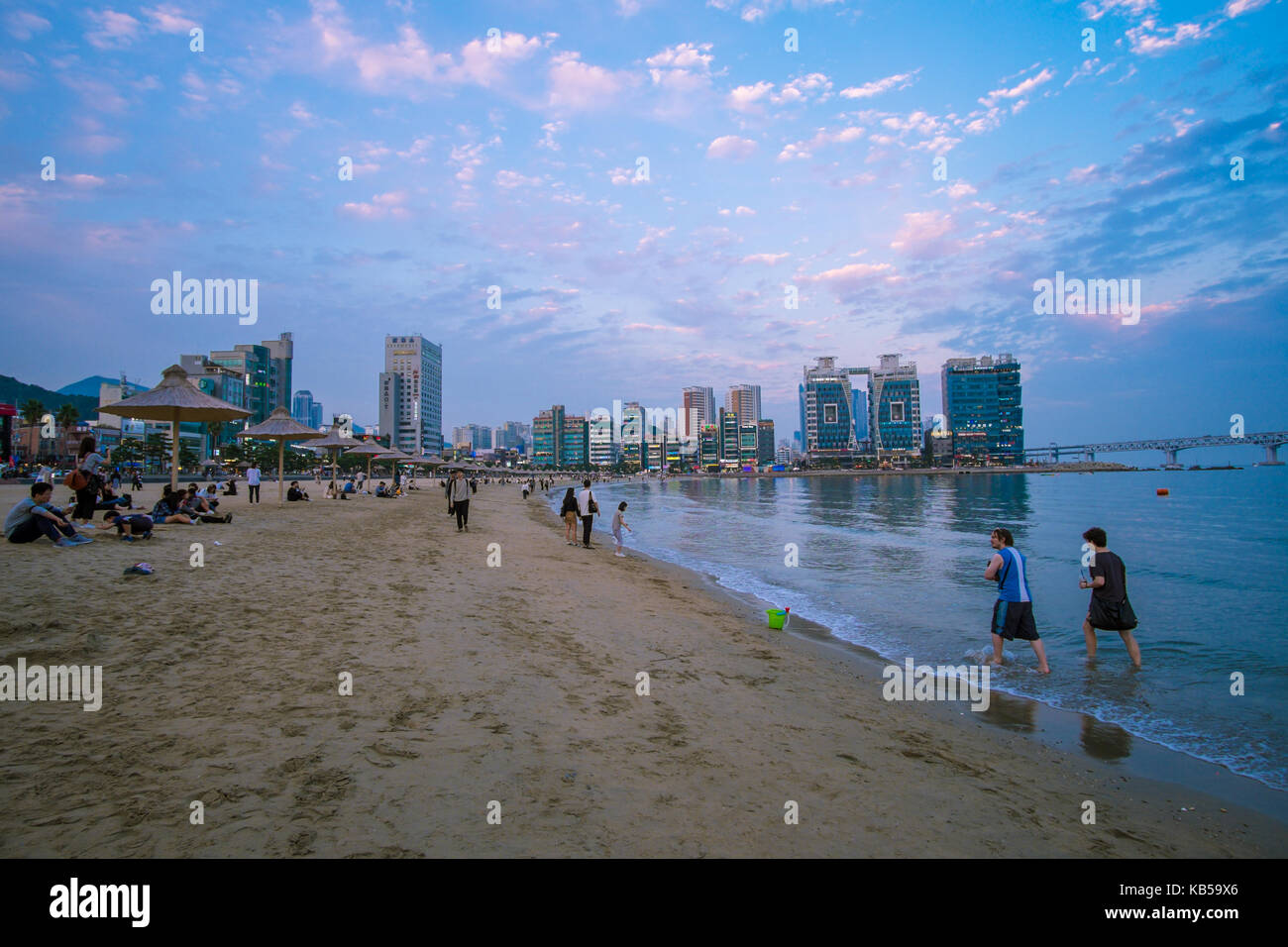 Blick auf den Strand und Gwangalli Gwangan Brücke in Busan in Südkorea. Stockfoto