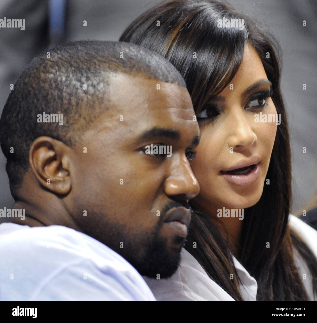 MIAMI, FL - Dezember 06: Kanye West und Kim Kardashian das Spiel zwischen den New York Knicks und Miami Heat in der American Airlines Arena am 6. Dezember in Miami, Florida 2012 teilnehmen. Kredit Hoo-Me.com/MediaPunch Personen: Kanye West_Kim Kardashian Getriebe Ref: FL 77 Stockfoto