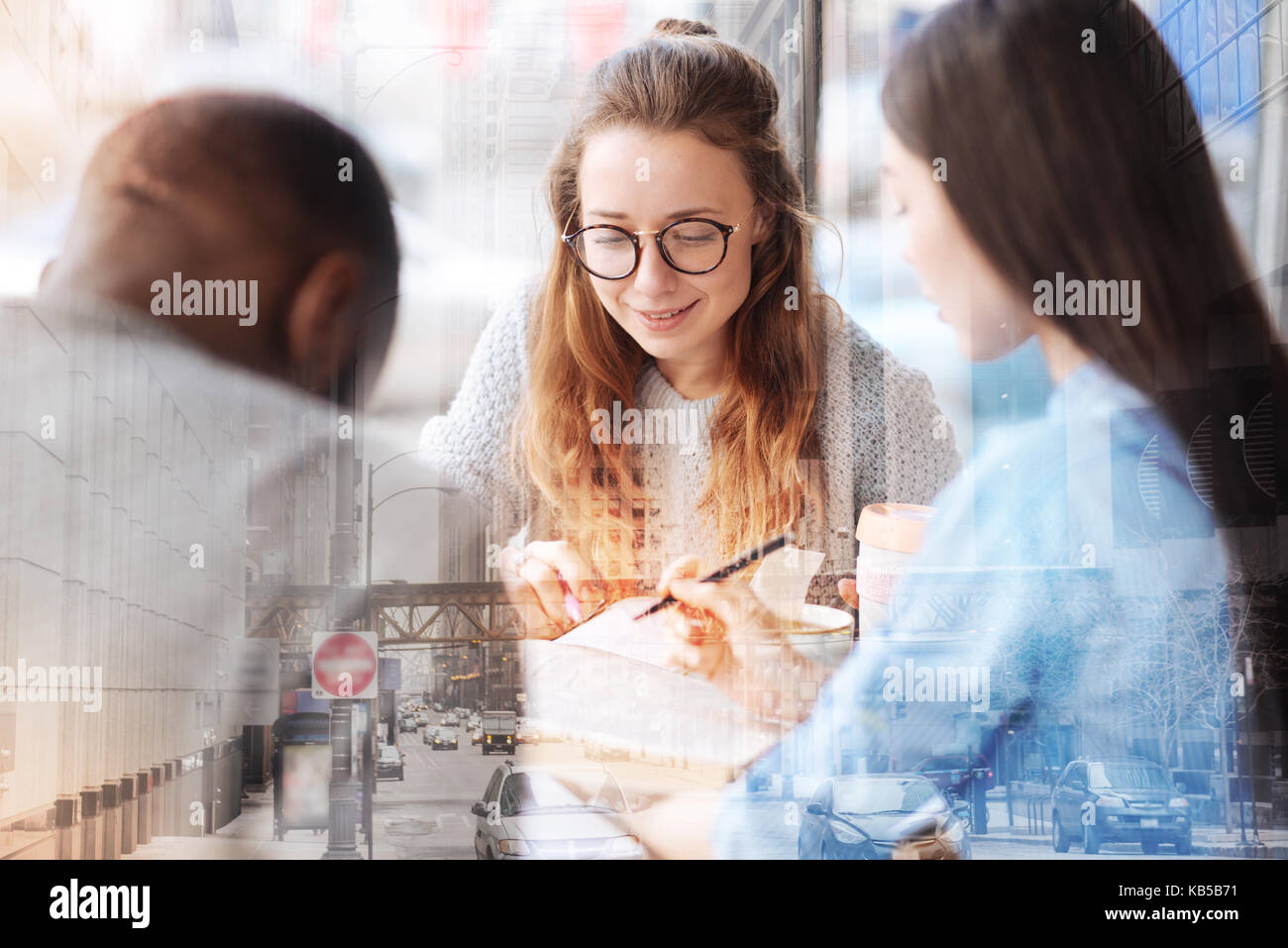 Gerne Freunde sprechen über berufliche Pläne Stockfoto
