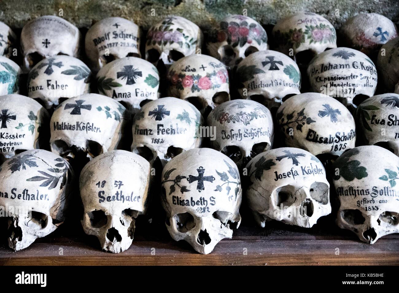 Schadel Mit Namen Bunten Blumen Und Kreuze In Der Leichenhalle Oder Beinhaus Hallstatt Osterreich Lackiert Stockfotografie Alamy