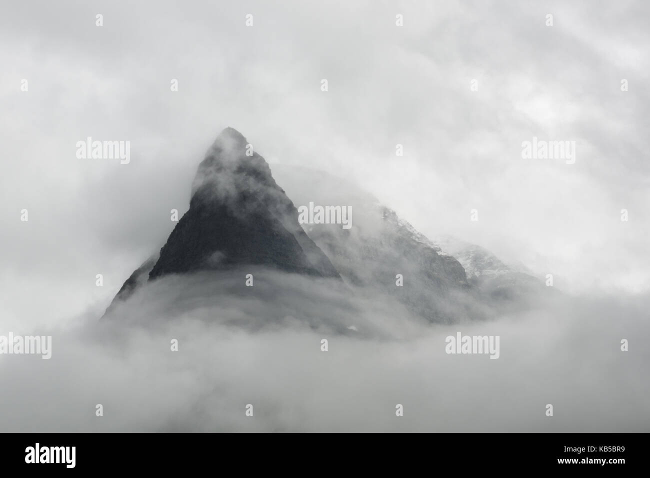 Berg im Nebel in das Tal Innerdalen Stockfoto