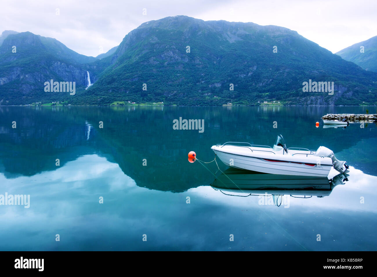 Morgen Blick auf die weissen Boot Stockfoto