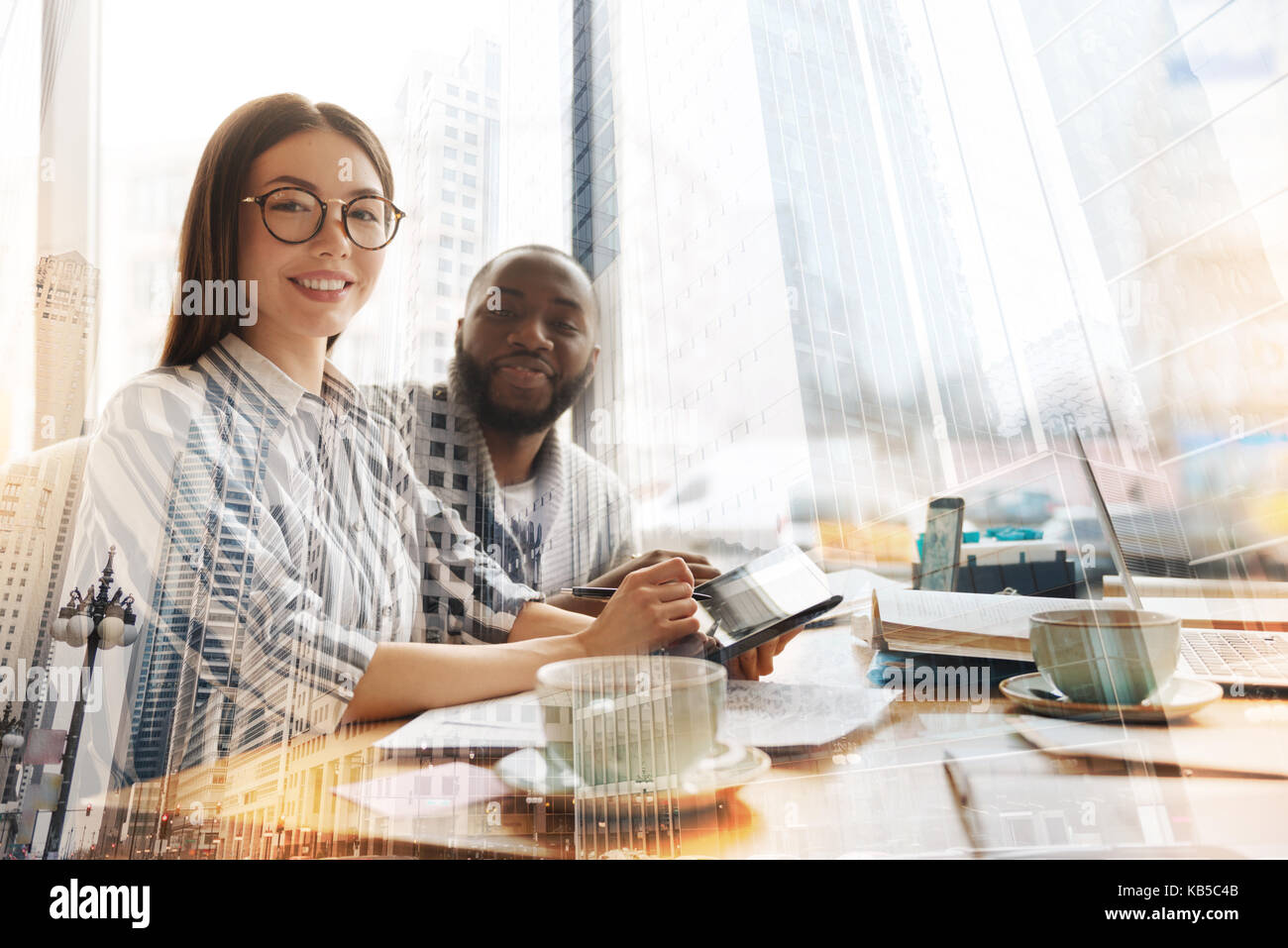 Aufgeregt Freunden im Cafe sitzen Stockfoto
