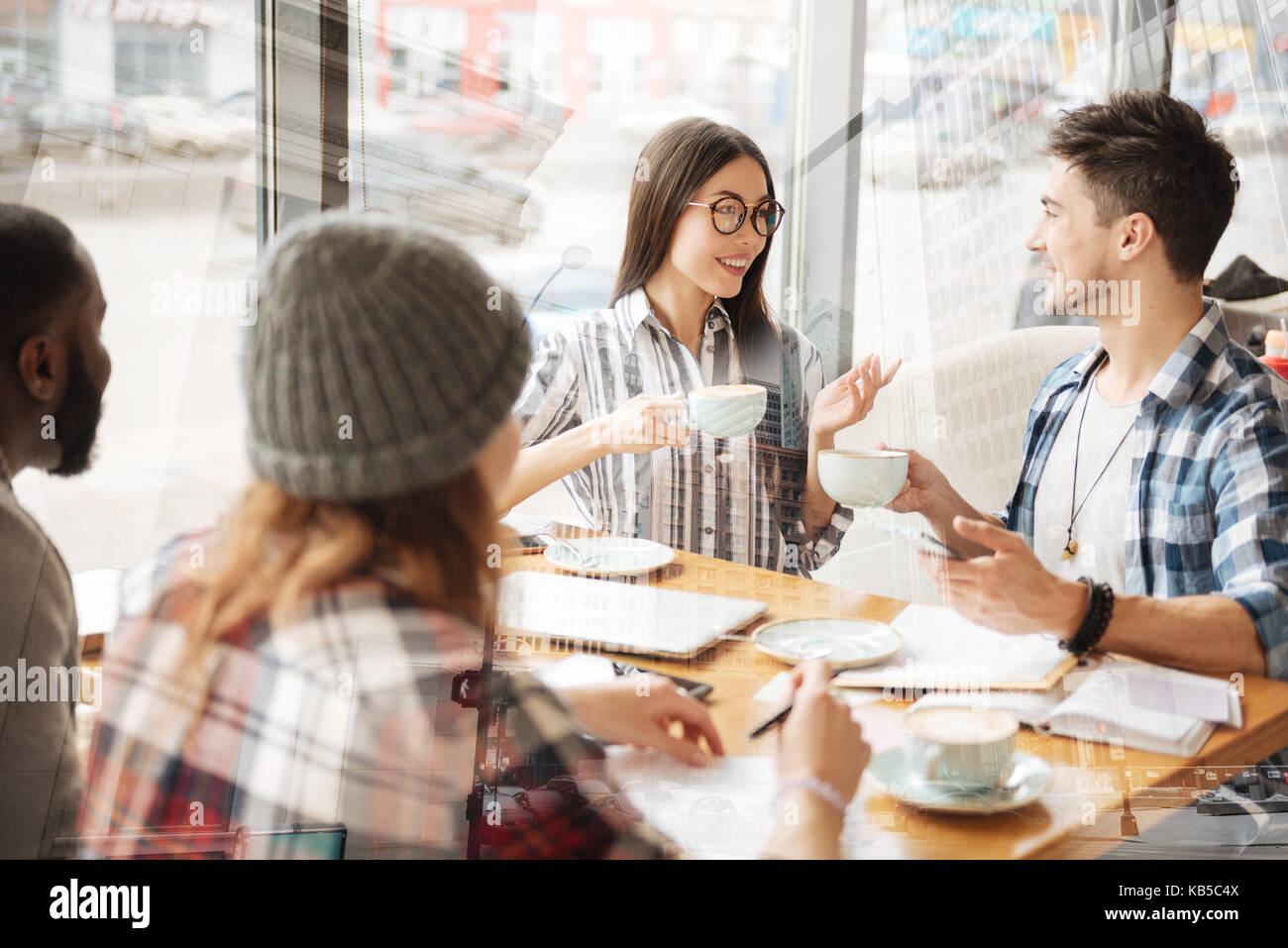 Optimistisch Freunde trinken Kaffee im Restaurant Stockfoto