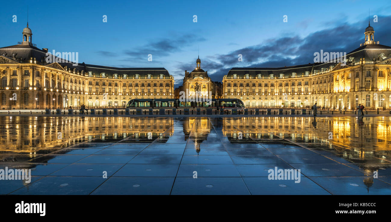 Place De La Bourse, Wasserspiegelung, Straßenbahn, Bordeaux, UNESCO-Weltkulturerbe, Gironde, Bordeaux, Frankreich Stockfoto