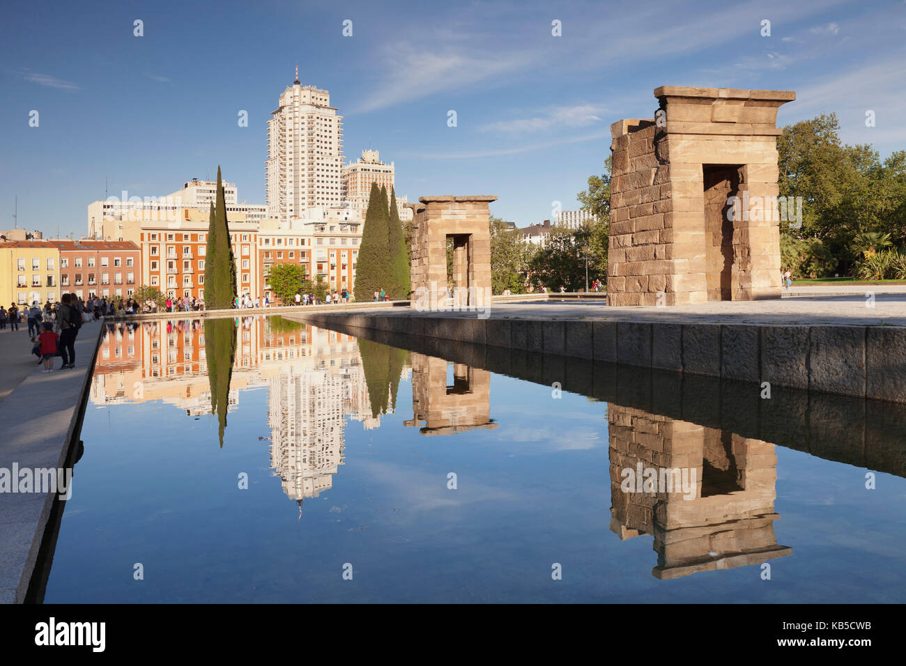 Tempel von Debod (Templo de Debod), Parque del Oeste, Edificio España Turm im Hintergrund, Madrid, Spanien, Europa Stockfoto