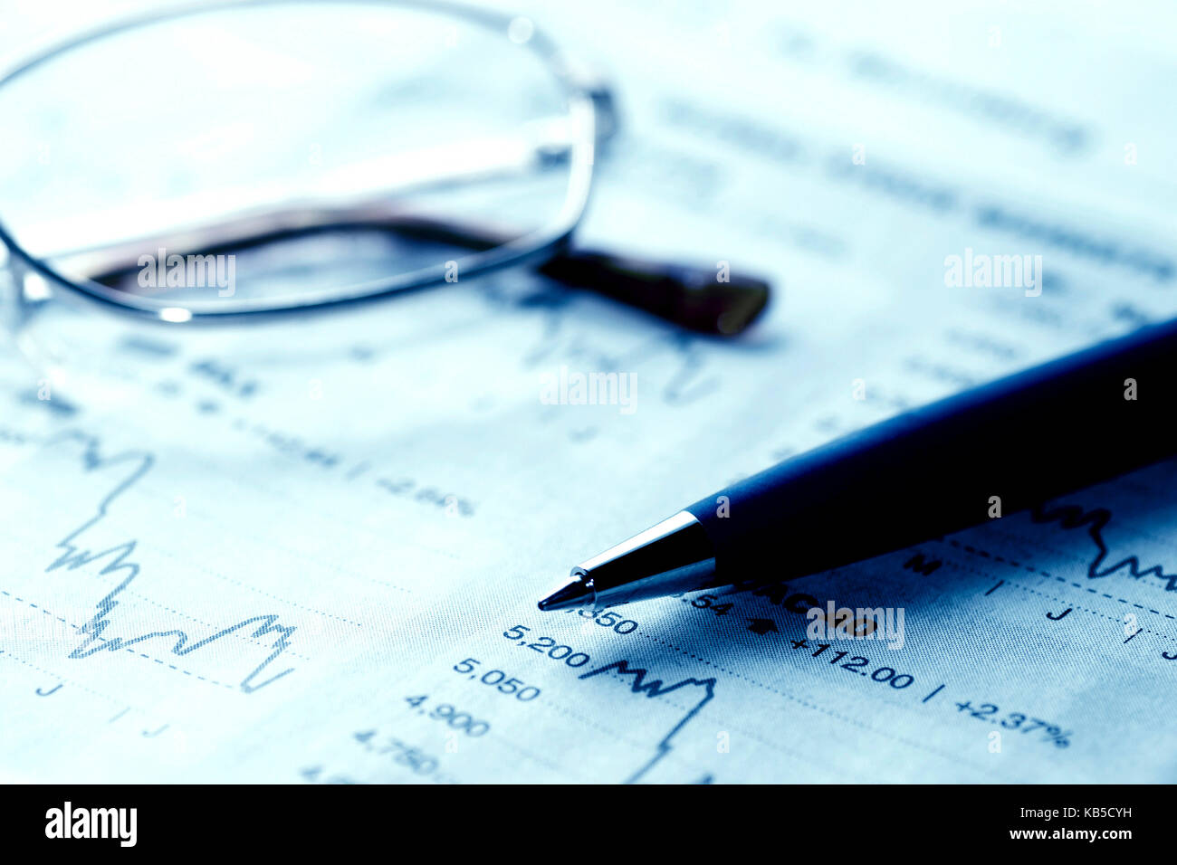 Diagramm mit Finanzdaten und Stift, Börsen Konzept Stockfoto
