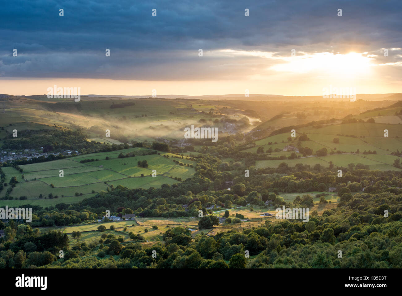 Blick von curbar Kante in Richtung Calver, Abendlicht, Dark Peak, Peak District National Park, Derbyshire, England, Großbritannien Stockfoto