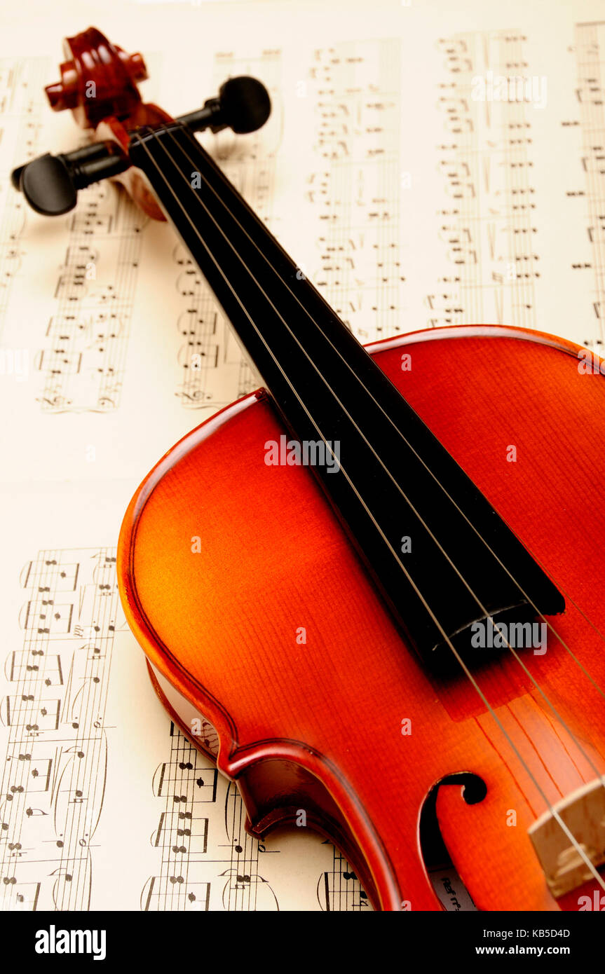 Klassische Violine auf ein Notenblatt Stockfoto