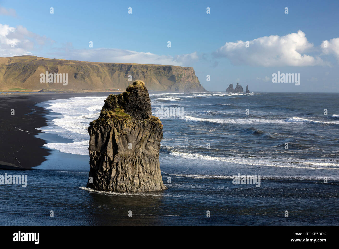 Dramatische Küstenlinie von Dyrholaey mit Blick in Richtung Reynisdrangar, in der Nähe von Vik Y Myrdal, South Island, Polargebiete Stockfoto