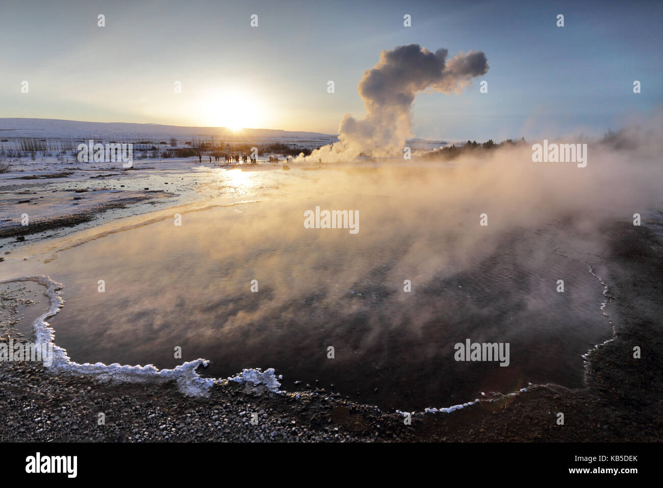 Hot Pools und Dampf aus Strokkur Geysir bei Sonnenaufgang, Winter, bei geothermischen Bereich neben dem Fluss Hvita, Geysir, Island Stockfoto