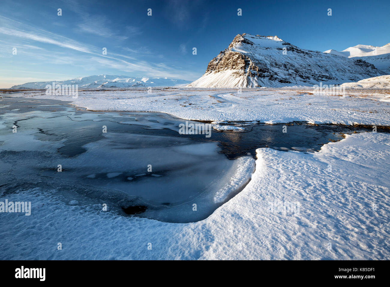 Verschneite Landschaft im Winter bei gefrorenem Pool, die Berge und Gletscher Vatnajökull, in der Nähe der Lagune Jokulsarlon, South Island Stockfoto