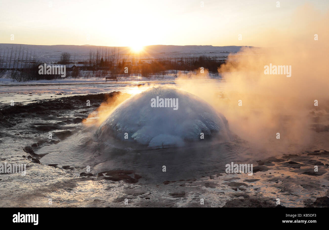 Strokkur Geysir bei Sonnenaufgang im Winter ausbrechenden, geothermische Bereich neben dem Fluss Hvita, Geysir, Island, Polargebiete Stockfoto