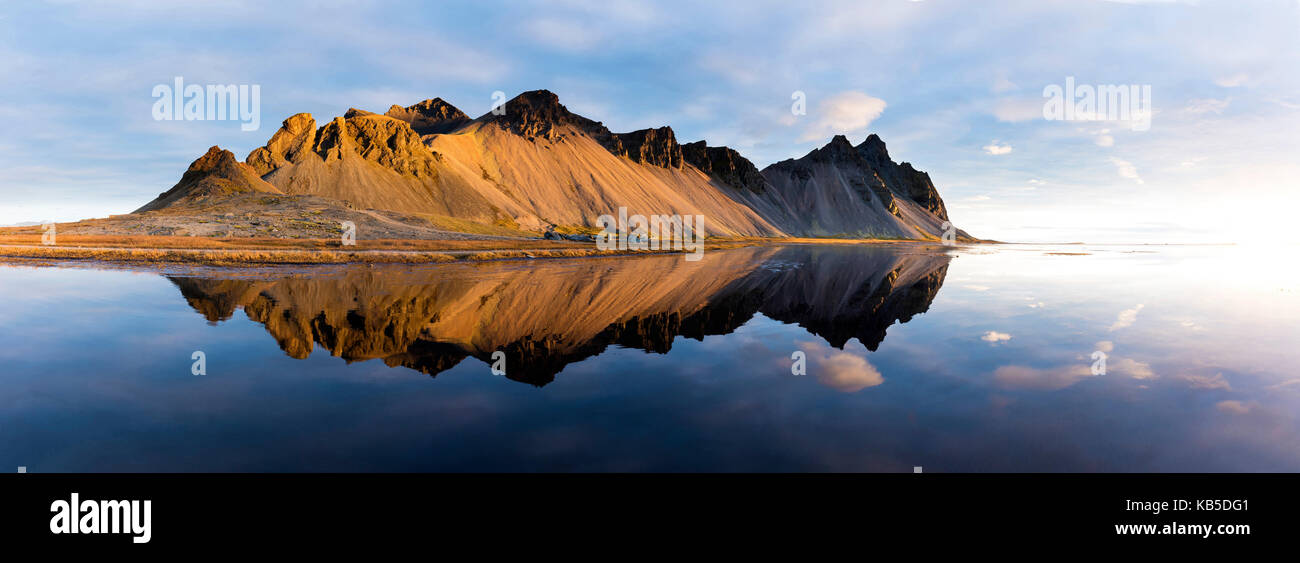 Panoramablick auf Berge von Vestrahorn und perfekte Reflektion im flachen Wasser, kurz nach Sonnenaufgang, Stokksnes, South Island Stockfoto