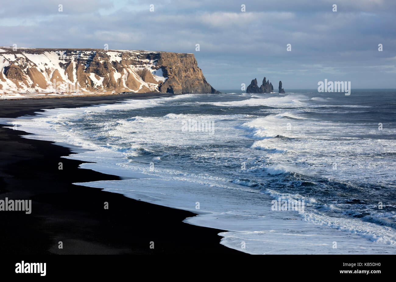 Winter Blick über den Nordatlantik von Dyrholaey in Richtung Reynisdrangar, in der Nähe von Vik, South Island, Polargebiete Stockfoto