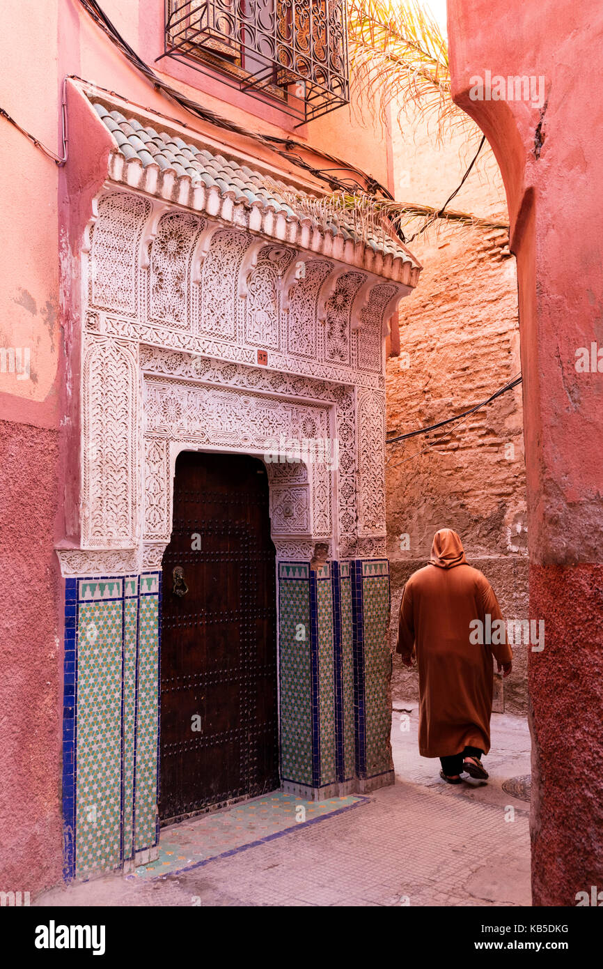 Lokaler Mann in traditionellen djellaba gekleidet zu Fuß durch die Straße in der Kasbah, Marrakesch, Marokko, Nordafrika, Afrika Stockfoto