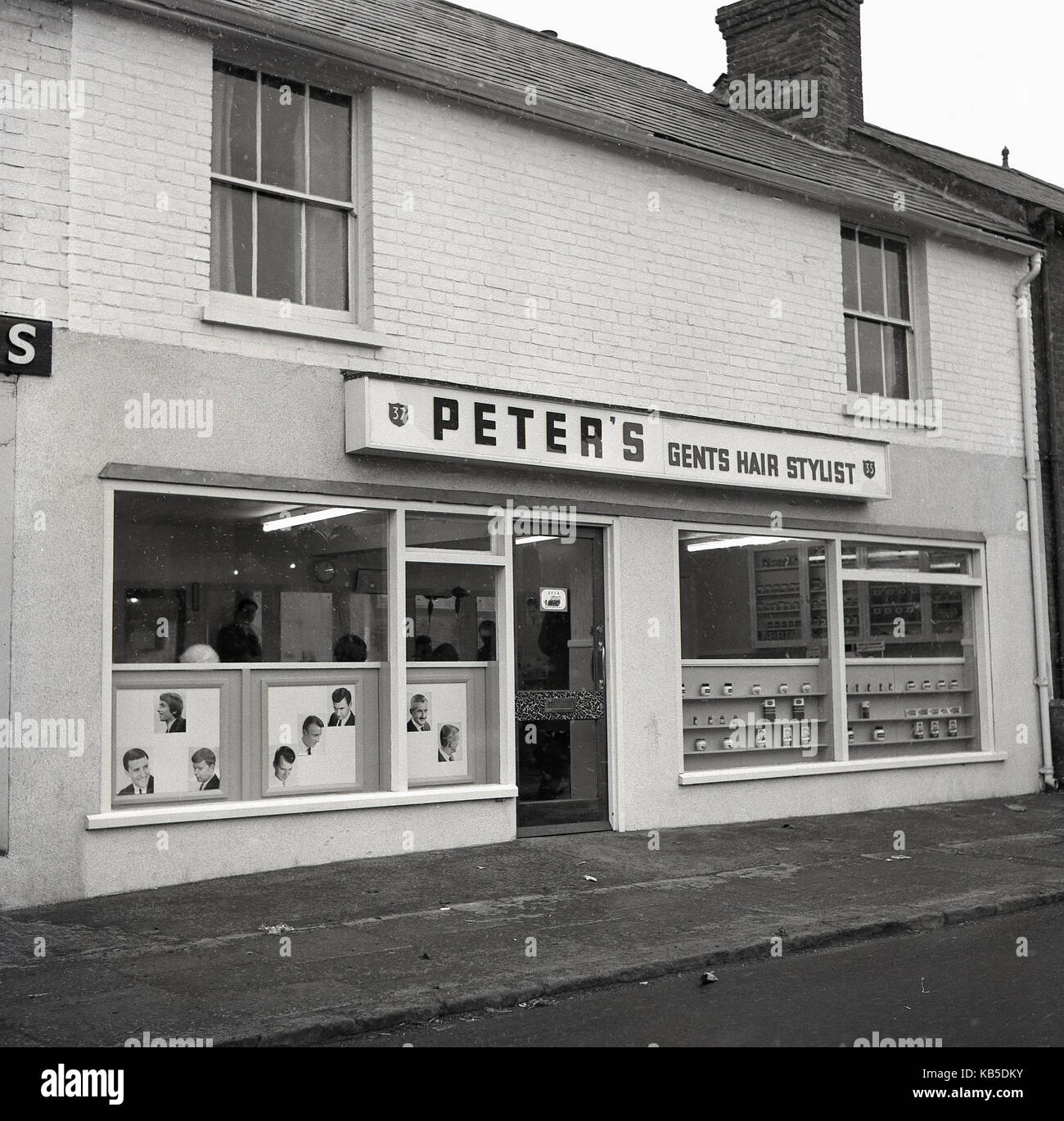 1960, historische, Außenansicht des Retail estabishment von Peter, einem Herren Friseur, England, UK. Stockfoto