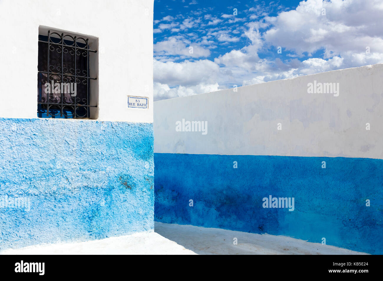 Typische blaue und weiße Straßenszene in Kasbah des Oudaya (Kasbah des Udayas), Rabat, Marokko, Nordafrika, Afrika Stockfoto