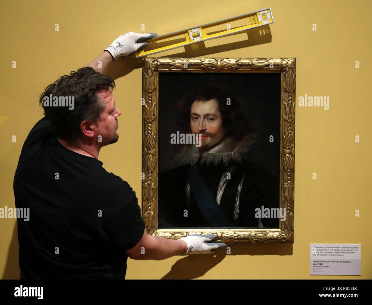 Museum Techniker Jonny Hanna macht letzte Anpassungen, wie er eine seltene 17. Jahrhundert Porträt des Herzogs von Buckingham, George Villiers, hängt von Sir Peter Paul Rubens, auf Anzeige in der Kelvingrove Art Gallery und Museum in Glasgow. Stockfoto