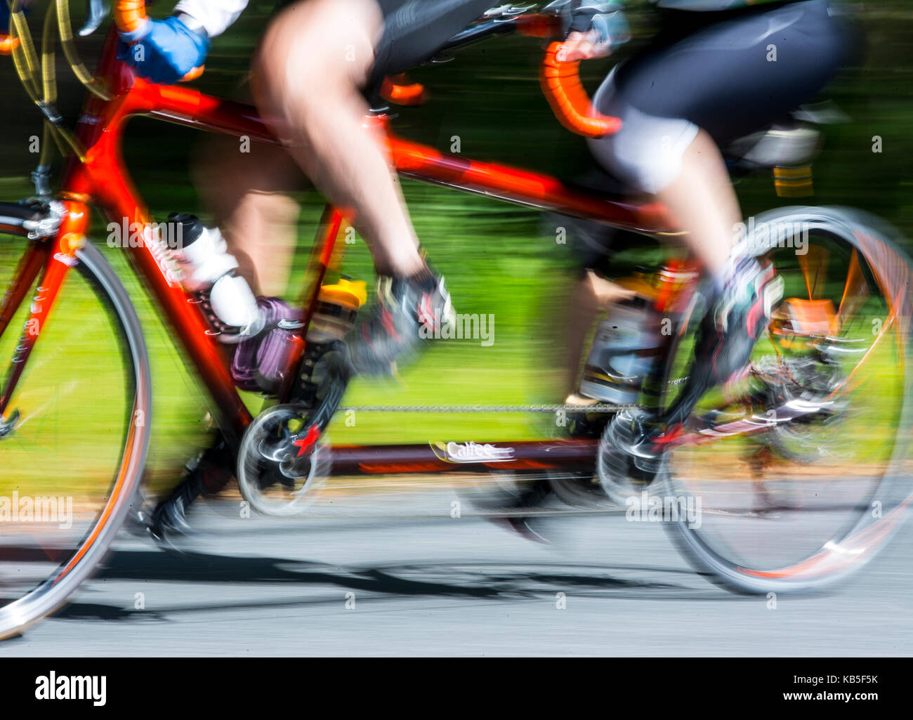Tandem Radfahrer reiten ihre Fahrräder Stockfoto