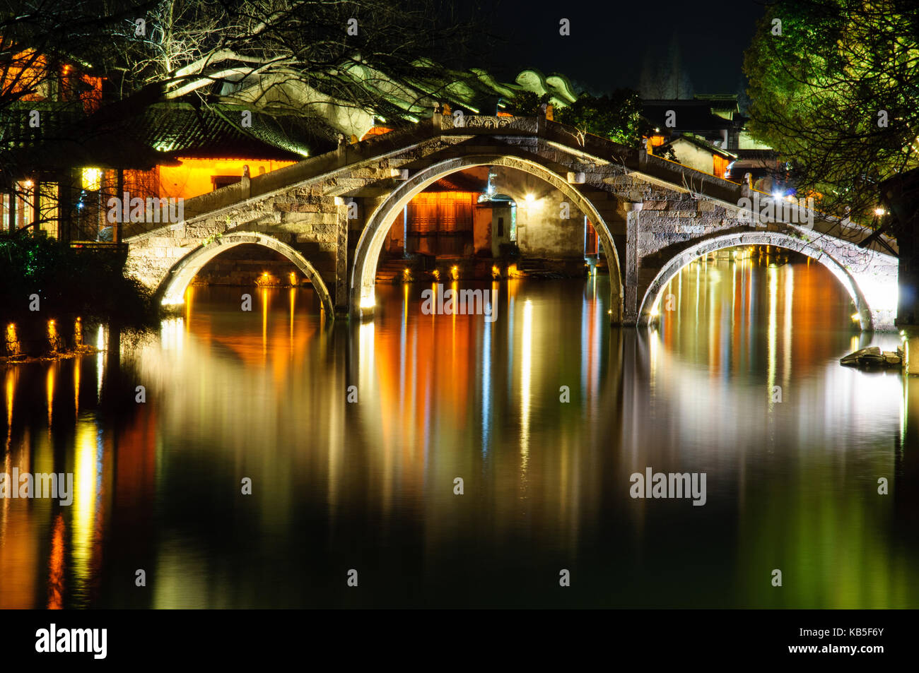 Beleuchtet Brücke mit Wasser Reflexionen am Abend Fotografie an Wuzhen in China Stockfoto