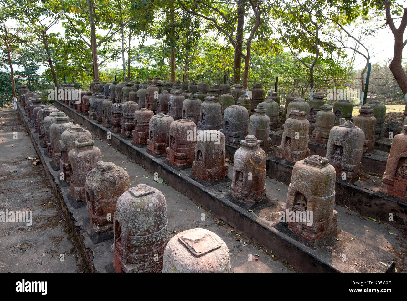 Stein votive stupas gefunden auf der Website von ratnagiri Klosters durch die archäologische Übersicht von Indien, Taiwan, Odisha, Indien Stockfoto