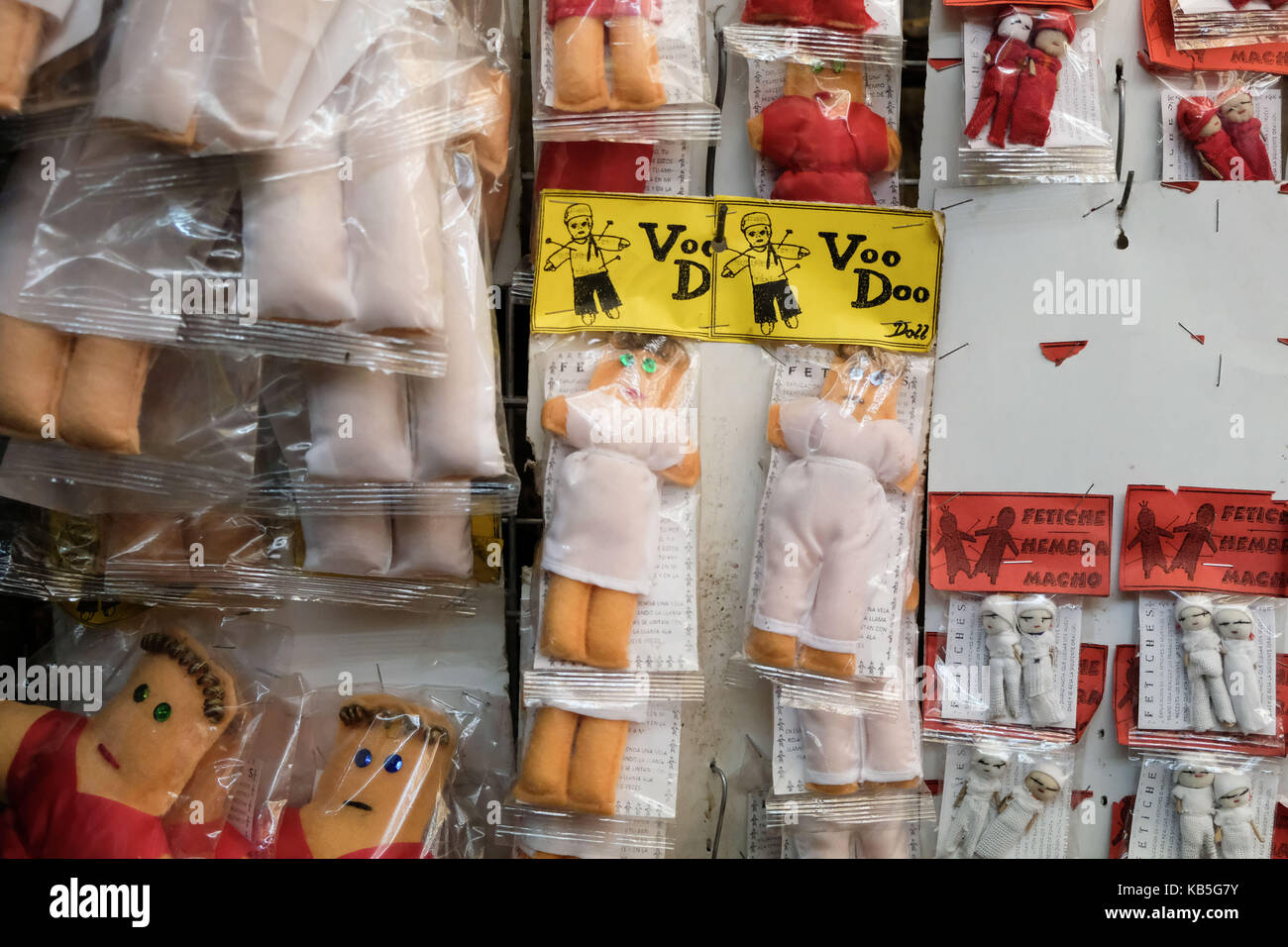 Voodoo Puppen zum Verkauf an einen Stall im Mercado Sonora Markt in Mexiko City, Mexiko. Stockfoto