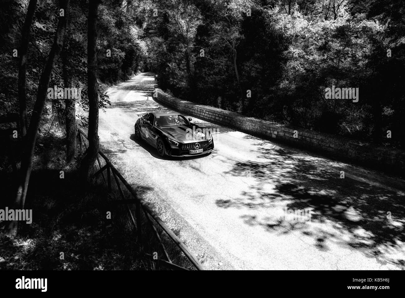 GOLA DEL FURLO, ITALIEN - Mercedes-AMG GT R 2017 auf einem alten Rennwagen Rallye Mille Miglia 2017 die berühmte italienische historische Rennen (1927-1957) am 1. Mai Stockfoto