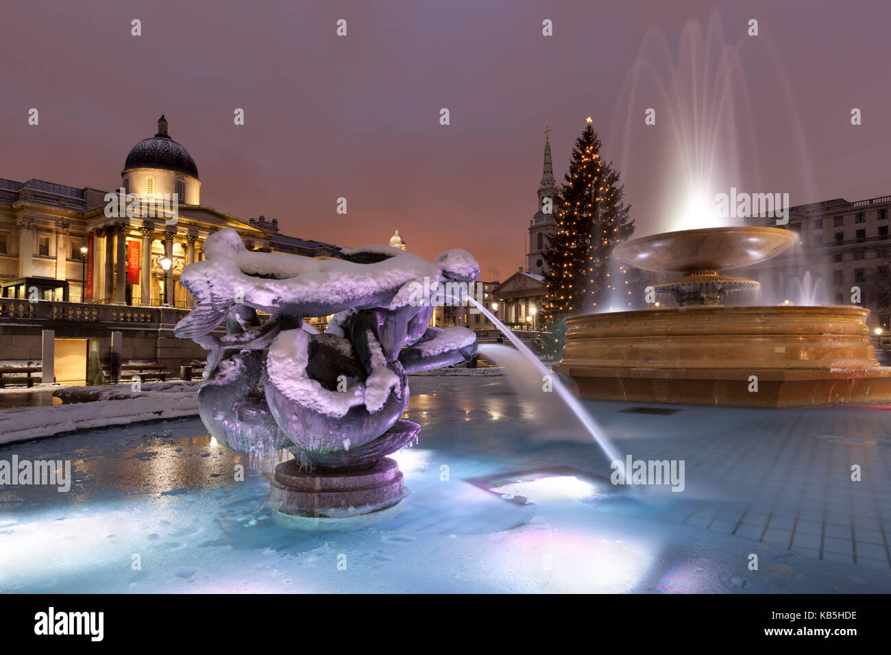 Trafalgar Square zu Weihnachten im Schnee in der Nacht, London, England, Vereinigtes Königreich, Europa Stockfoto