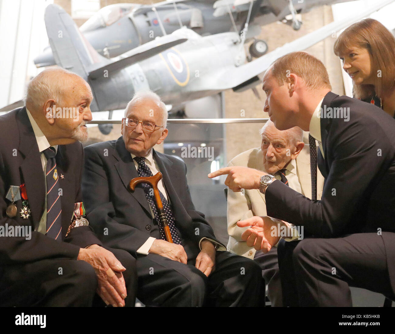 Der Herzog von Cambridge (rechts) trifft Freddie Knoller (Zweite links), die sich an den französischen Widerstand nahm und überlebte Gefangenschaft in Auschwitz und Bergen-Belsen Monovitz sowie zwei Veteranen des Zweiten Weltkrieges, Ted Cordery (links) und John Harrison bei einem Besuch im Imperial War Museum in London. Stockfoto